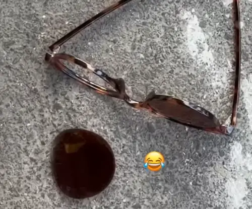 ▲莫彩曦頭頂上的墨鏡都被布條的裝水寶特瓶撞落。（圖／IG@hailey_jane）