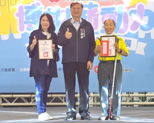 ▲高雄市政府勞工局局長江健興頒獎表揚優秀學員，以資鼓勵。(圖／高雄市政府勞工局提供)