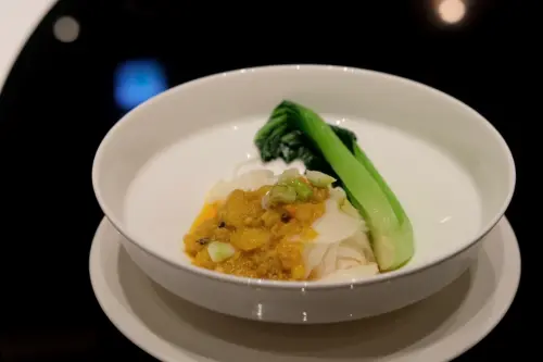 ▲大閘蟹生拆蟹粉拌麵的滋味相當鮮美（圖／記者葉盛耀攝）