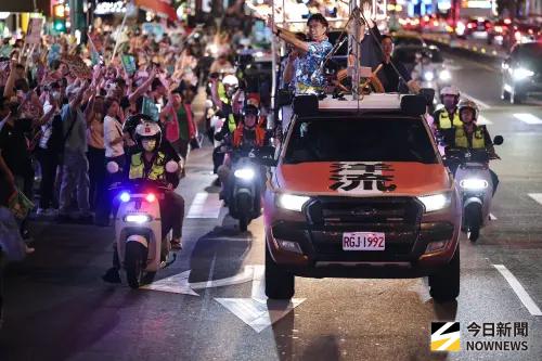 沈伯洋車掃一眼認出健身教練！支持者笑了：真的有在看大家