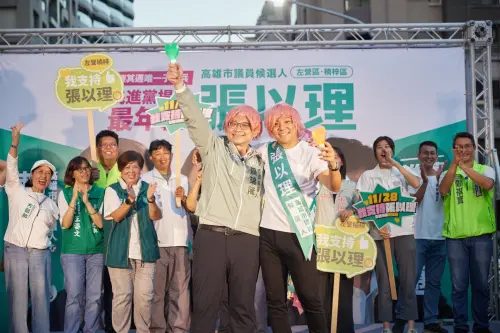 ▲ 邀請賴瑞隆委員再次變身「百變隆隆」，化身超人氣的「權志隆」，自己也戴上假髮化身「權志理」。兩人合體帶領全場支持者嗨唱〈超跑情人夢〉，將現場氣氛推向高潮！（圖／市議員候選人張以理提供）