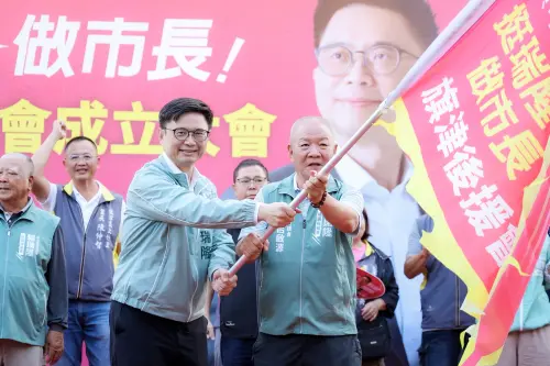 ▲ 賴瑞隆授旗予旗津後援會長呂啟源。（圖／翻攝畫面）
