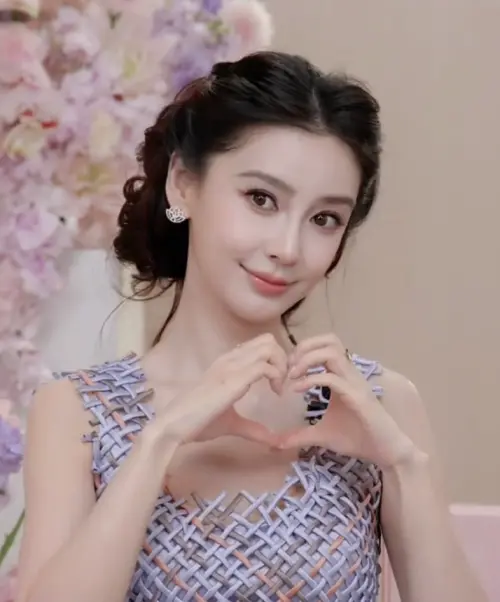 ▲Angelababy被說老了。（圖／翻攝自微博）