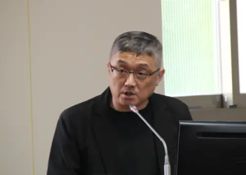 ▲陳中舜直言，台電虧損原因是政府不斷干預電價，「該漲的時候不漲，該跌的時候不跌」，以及錯誤能源配比。（圖／記者鍾泓良攝影）