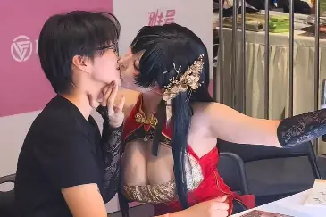 福利太狂！韓Coser簽名會嘴對嘴熱吻粉絲5千萬人看呆　本人發聲了