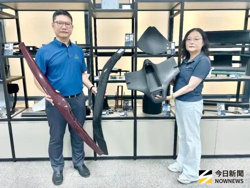 ▲艾若颯產品包括無人機機身、起落架；汽車原廠改裝件；碳纖維天線碟盤及關節義肢等。應用範圍涵蓋航太、無人機、汽車、通訊、醫療及安防等產業。(圖／記者柳榮俊攝，2026.10.19)