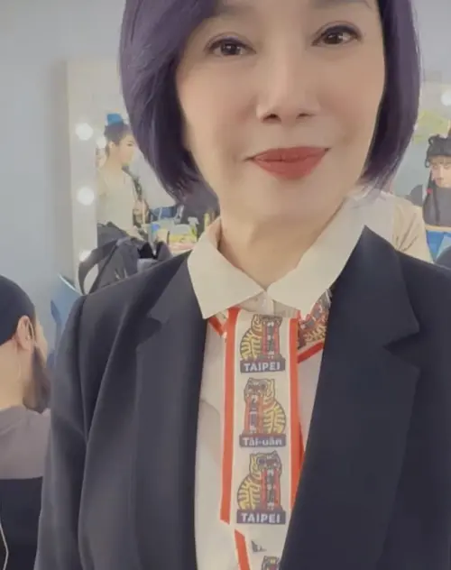 ▲唐美雲把洋流絲帶別在身上，公開挺沈伯洋。（圖／翻攝自IG）