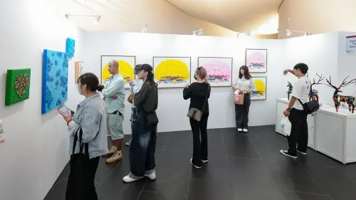 ▲2026高雄漾藝術博覽會以青年藝術家為主角，規劃徵件新銳創作、多元內容特展、城市藝廊串聯、藝術療癒市集與藝術同好聯誼活動。（圖／高市府文化局提供）