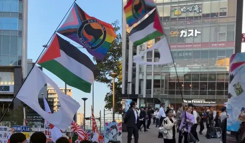 不只法國受害！巴勒斯坦旗入侵日本　抗議人士毀損日本國旗惹議