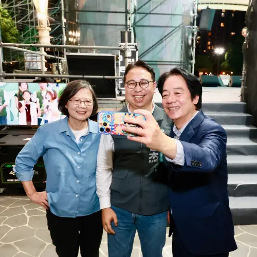 7萬人暴動搶朝聖！蔡英文神吐槽黃世杰：台大第一名不會自拍
