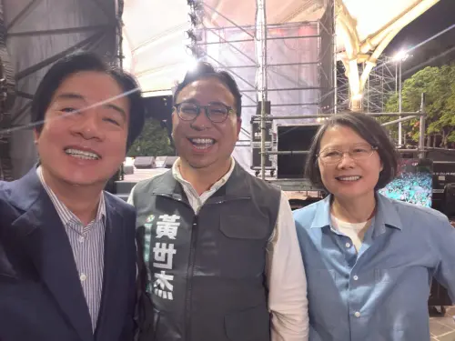 ▲三人自拍成果出爐，蔡英文不滿意吐槽：「大家來看，台大法律系第一名畢業，不會拿手機自拍。」狂吸7.7萬人按讚。（圖／翻攝自蔡英文Threads）
