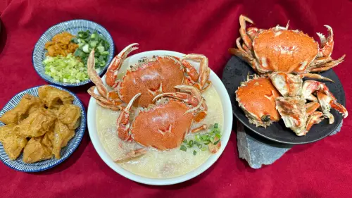 ▲可品嚐螃蟹鮮甜味，也可依照喜好加入辣菜脯、芹菜調味。（圖／記者蕭涵云攝）