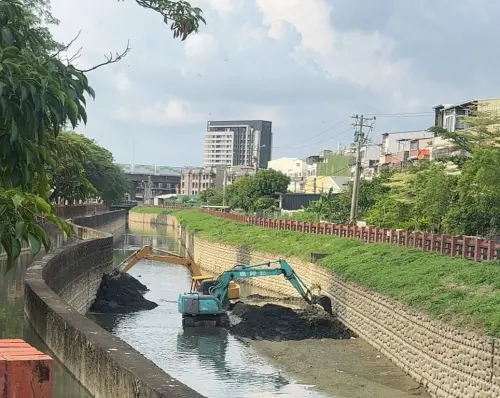 ▲ 水利局對排水易淤積渠段及瓶頸加強檢查清疏，緊盯颱風路徑降雨強度及山區土石流潛勢變化，人員全面加強戒備，降低颱風降雨的致災風險。（圖／高市府水利局提供）