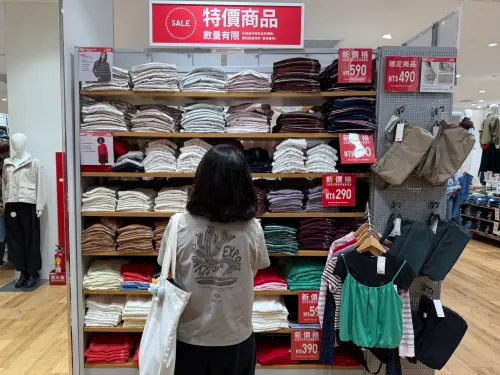 ▲UNIQLO門市特價商品眾多快開逛。（圖／記者蕭涵云攝）