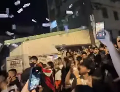桃園中壢霸凌案點燃怒火！600人深夜包圍宮廟　現場扛轎、撒假鈔