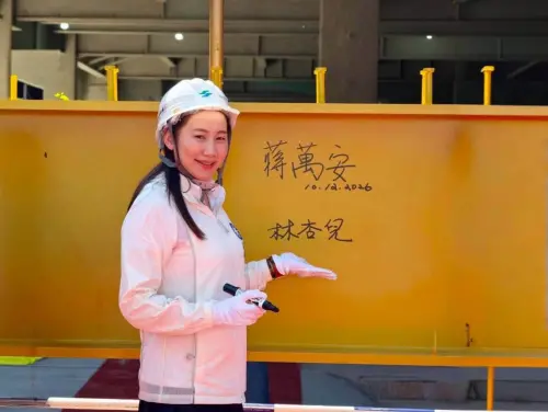 諷「下跪阿嬤」是領錢臨演！林杏兒道歉　又嗆沈伯洋別裝聾作啞