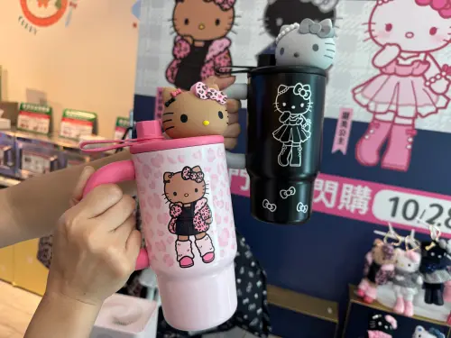 ▲公仔握把保溫杯700ml，售價599元。（圖／記者鍾怡婷攝）