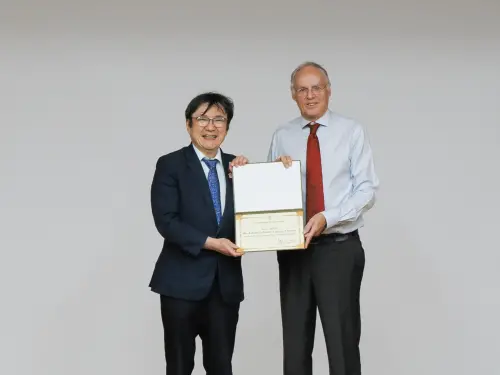 ▲台北醫學大學吳麥斯校長頒講座教授聘書予Johannes Carolus Clevers教授。（圖／北醫大提供）
