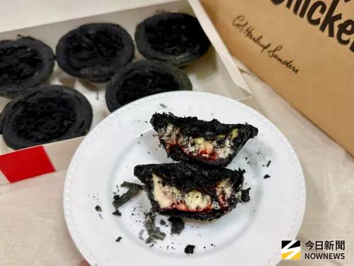 ▲肯德基黑色撻皮有夠搞怪，碰到就沾染上黑色，萬聖節搗蛋很適合。（圖／記者蕭涵云攝）