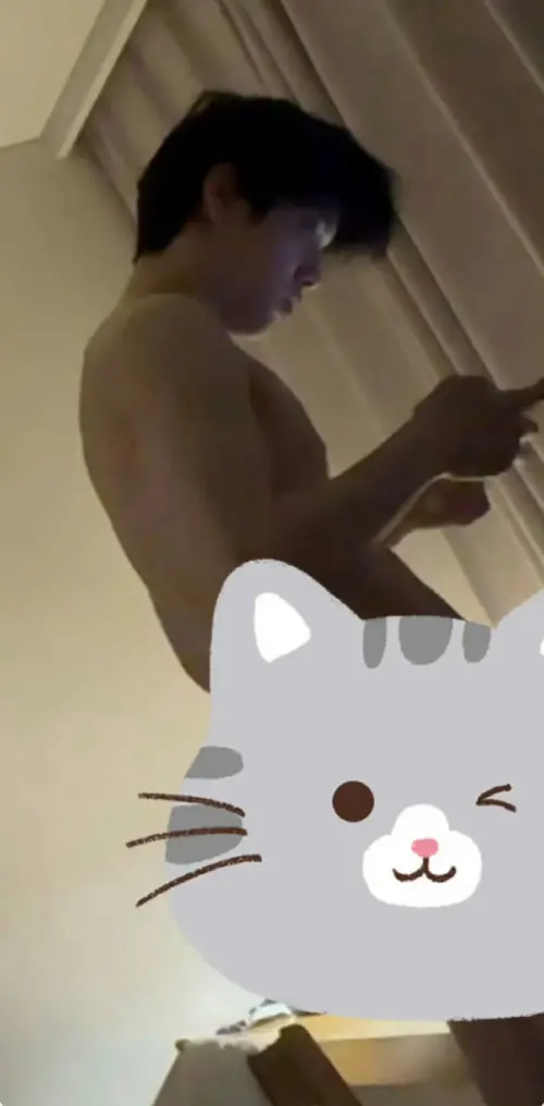 ▲疑似崔秀彬的男子側身入鏡，身材線條全被看光。（圖／翻攝自微博＠毛毛蟲wity）