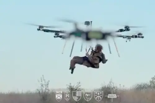 影／受困前線近500天！烏克蘭出動大型無人機　吊掛、撤離傷兵