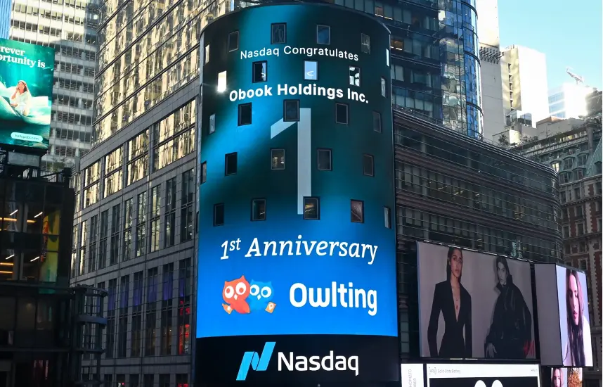 ▲紐約時代廣場 Nasdaq 大樓螢幕祝賀奧丁丁集團母公司 OBOOK Holdings Inc.（圖／奧丁丁集團提供）