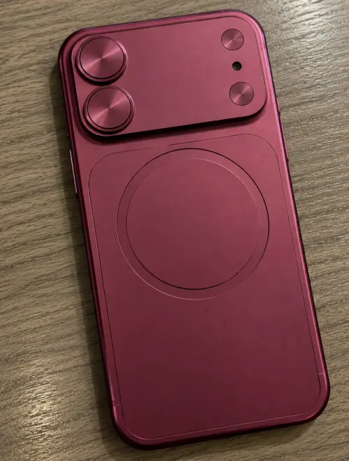▲iPhone 18外型疑似提前曝光，機背雙鏡頭搭配橫跨機身上方的大型相機模組，整體造型更接近Pro系列。（圖／翻攝自X@MajinBuofficia）