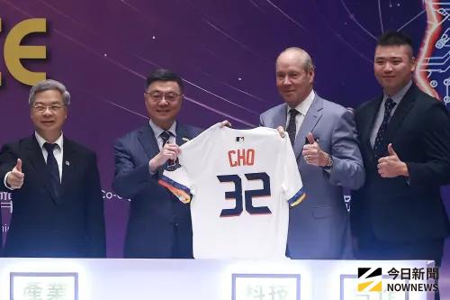 ▲經濟部長龔明鑫、行政院長卓榮泰、休士頓太空人隊Jim Crane主席及鄧愷威出席「臺美棒球產業與人才培育MOU啟動儀式」。儀式上太空人還送上背號32的球衣給行政院長卓榮泰。（圖／記者葉政勳攝 ,2026.10.20）