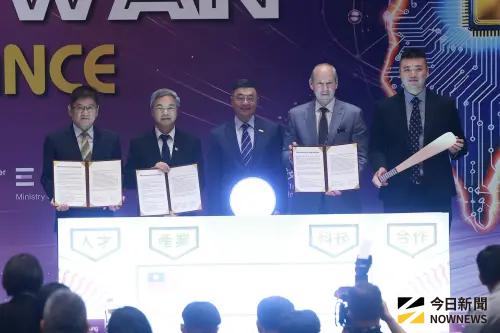 ▲運動部次長洪志昌（左起）、經濟部長龔明鑫、行政院長卓榮泰、休士頓太空人隊Jim Crane主席及鄧愷威出席「臺美棒球產業與人才培育MOU啟動儀式」。（圖／記者葉政勳攝 ,2026.10.20）