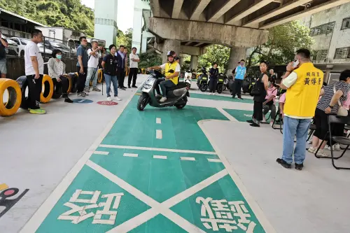橋下閒置空間變身練車場！暖暖機車練習場啟用　市民可免費使用
