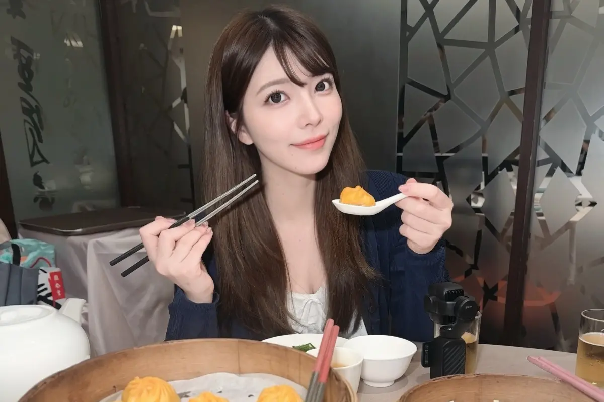 ▲日本前AV女優上原亞衣引退10年揭近況，昨（19）日驚喜現身饒河夜市，還曬出穿短裙秀大長腿的美照。（圖／翻攝自IG@ai_uehara_ex）