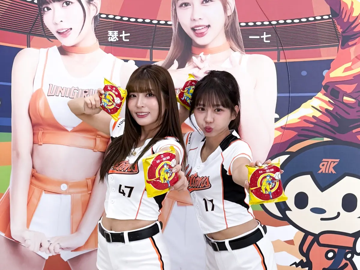 ▲Uni-girls 成員「瑟七」與「一七」一同出席統一脆麵及大魯閣舉辦的應援活動。(圖／品牌提供)