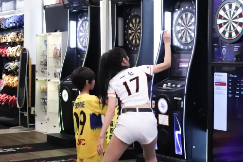 ▲Uni-girls 成員一七跟民眾一起體驗設施。（圖／品牌提供）