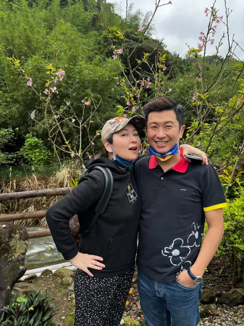 ▲張秀卿（左）稱不知王國贊（右）在外面積欠龐大債務，自己也借給了3400萬成為事件「最大的苦主」。（圖／張秀卿臉書）