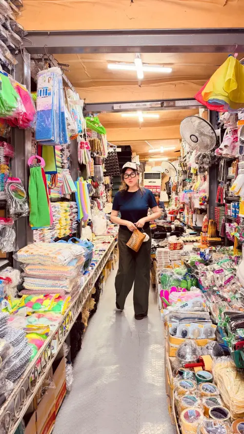 ▲藍心湄一身便裝，手拿一只錢包，站在一間平價五金雜貨店的走道留影。（圖／藍心湄臉書）