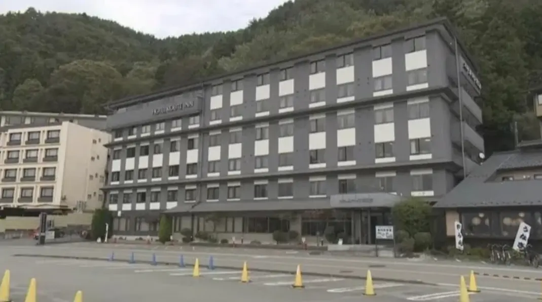 ▲一名台灣女遊客19日上午被發現陳屍在日本山梨縣富士河口湖町一間飯店房內。（圖／翻攝自山梨電視台）