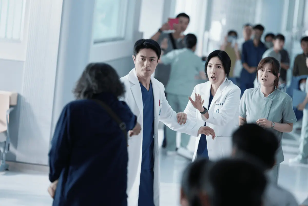 ▲《急診室的奇蹟》霍建華（左）飾演急診醫學部副主任周承俊，楊謹華（右）飾演資深急診醫師何宇華，面對病患死亡及家屬責難一度情緒潰堤。（圖／Netflix提供）