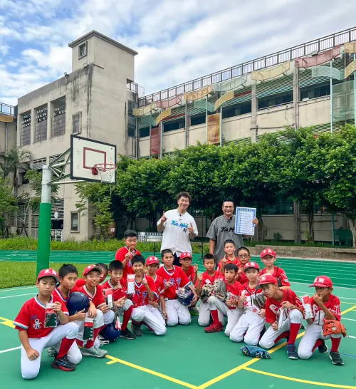 ▲郭泓志、黃忠義首度合體前往東園國小傳承棒球精神。圖/郭董懂不懂YT頻道 提供
