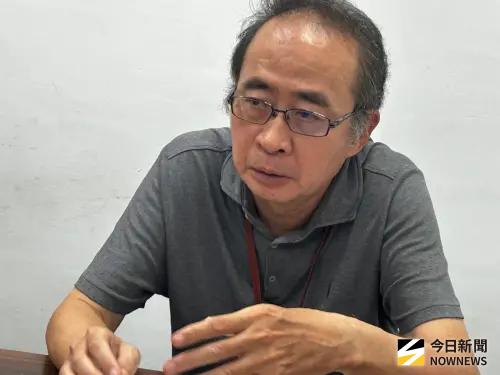 ▲高雄關稽查組組長丁榮璋說明非以貨櫃裝運之轉運及轉口貨物，於非自主管理或自主管理之貨棧或集散站辦理裝載者，應於貨棧或集散站之駐棧站關員或專責人員監視下，裝載於保稅運貨工具或其他經海關核准之運貨工具。(圖／記者黃守作攝)