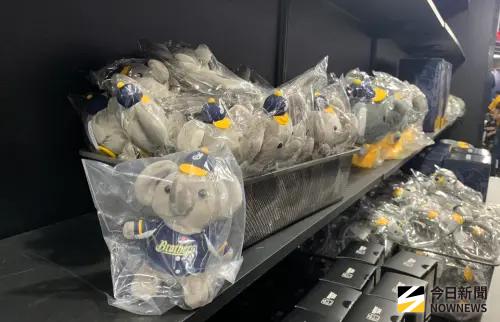 ▲中信兄弟商品部內，最受歡迎的商品為小象吊飾系列。（圖／記者陳柏翰攝,2026.10.20）