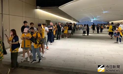 ▲許多象迷在中信兄弟商品部外排隊，人潮一路排到國父紀念館連結通道。（圖／記者陳柏翰攝,2026.10.20）
