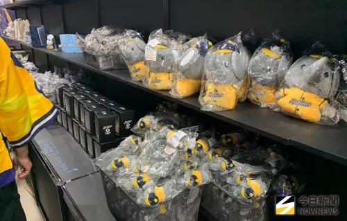 ▲中信兄弟商品部內，最受歡迎的商品為小象吊飾系列。（圖／記者陳柏翰攝,2026.10.20）