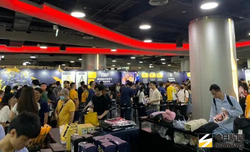 直擊／象迷擠爆中信兄弟商品部！「信念」毛巾、小象吊飾超熱銷