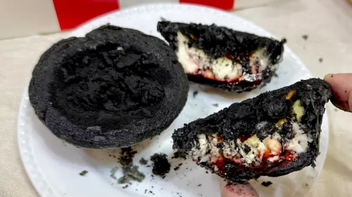 肯德基萬聖節黑色蛋撻今開賣！開箱真實口感意外　嘴唇牙齒手全黑
