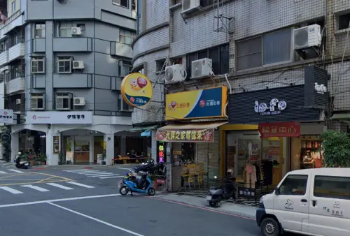 ▲高雄市左營區富國路穩富商行今（20）日開出大樂透中秋加碼100萬元獎項。（圖／GoogleMaps）