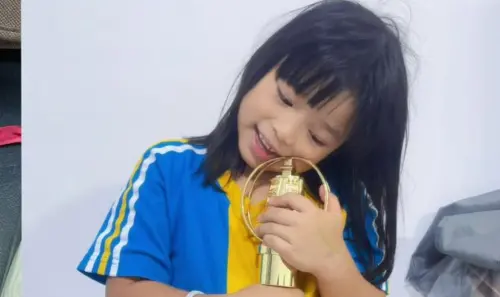 7歲兒童主持人過世半年！媽拿她照片走金鐘獎：會完成妳所有心願