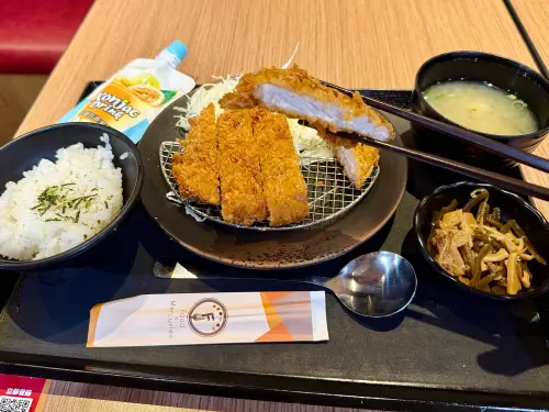 ▲福勝亭「開運豬排定食168元」20週年慶優惠剩4天。（圖／記者蕭涵云攝）
