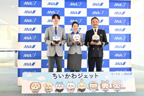 ▲ANA 機組人員手持《吉伊卡哇》聯名角色玩偶合影，現場也展示彩繪機專屬宣傳看板，8名人氣角色一次亮相。（圖／翻攝自Aviation Wire）