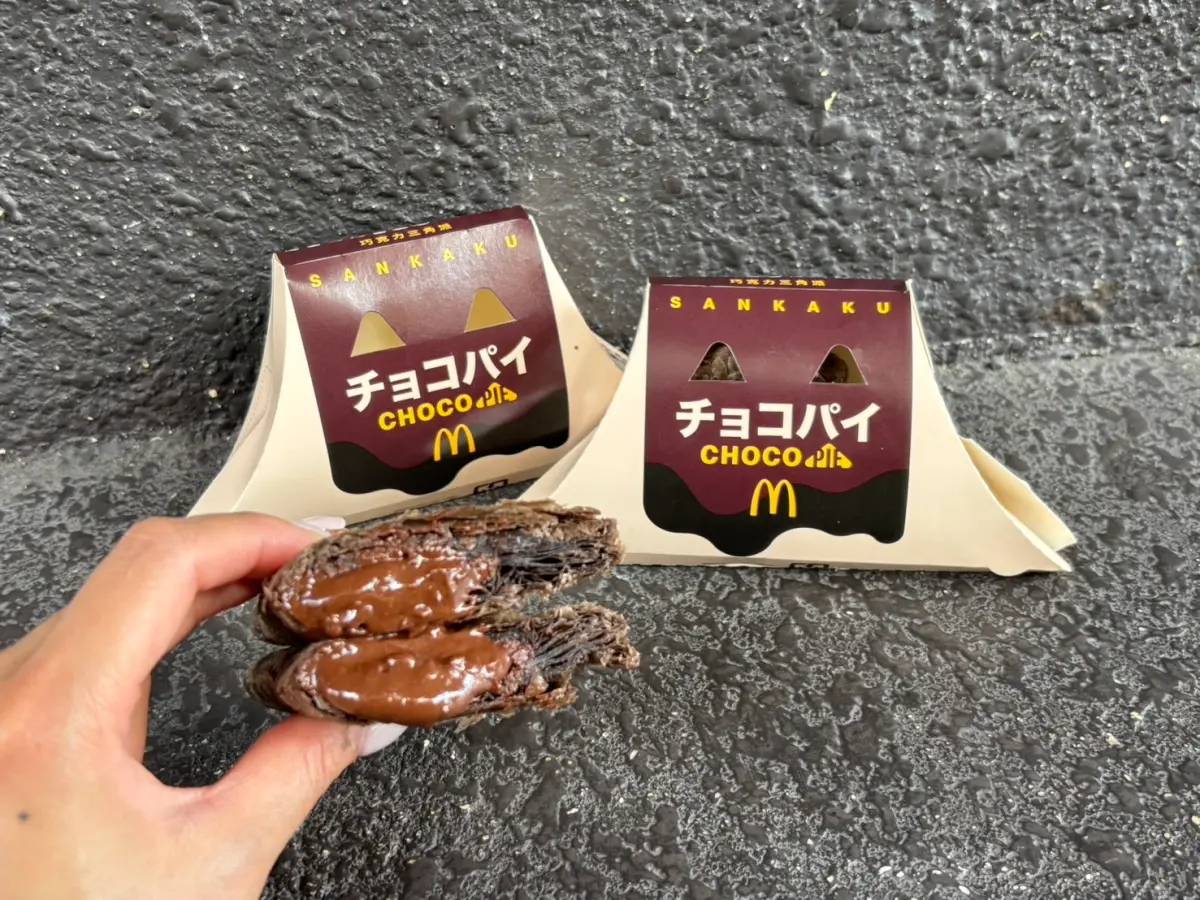 ▲2026年萬聖節3大速食黑化！麥當勞今天10月21日開賣松露黑堡、黑森林冰炫風新品，日本巧克力三角派回歸；肯德基闇黑之吻蛋撻真實口感意外；德克士黑金炸雞送QQ球。本文整理速食優惠一覽。（圖／麥當勞提供）