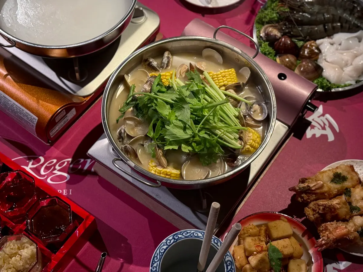 ▲被封為「香港最難訂位火鍋店」的「BIG JJ珍姐海鮮火鍋」與晶華酒店合作，推出期間限定快閃活動，席位幾乎已被預訂光，晶華也規劃尾牙場次可預訂。（圖／記者葉盛耀攝）